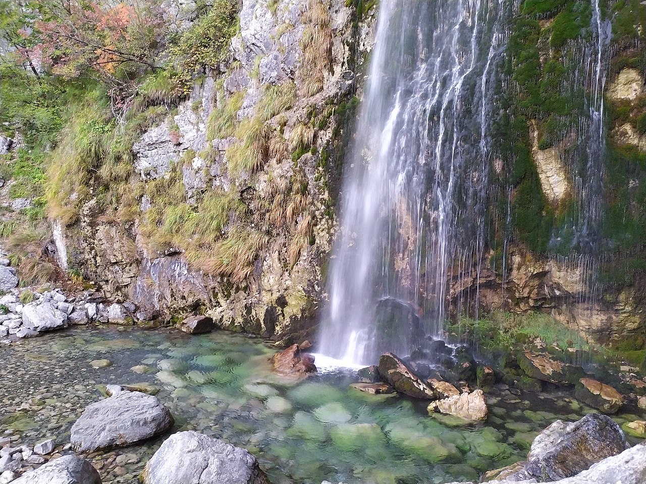 Cataratas Grunas en Pukë